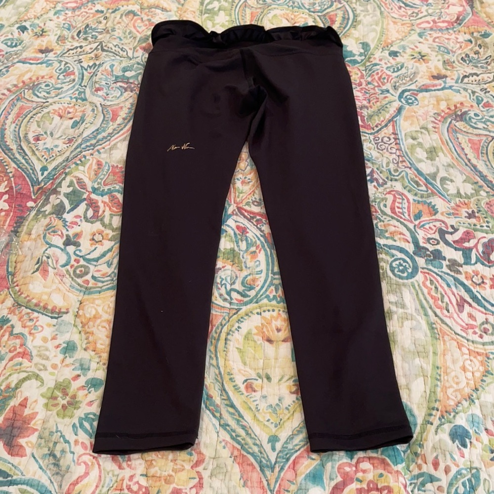 💕bundle only-Black Leggings with Ruffle Back - Picture 5 of 10